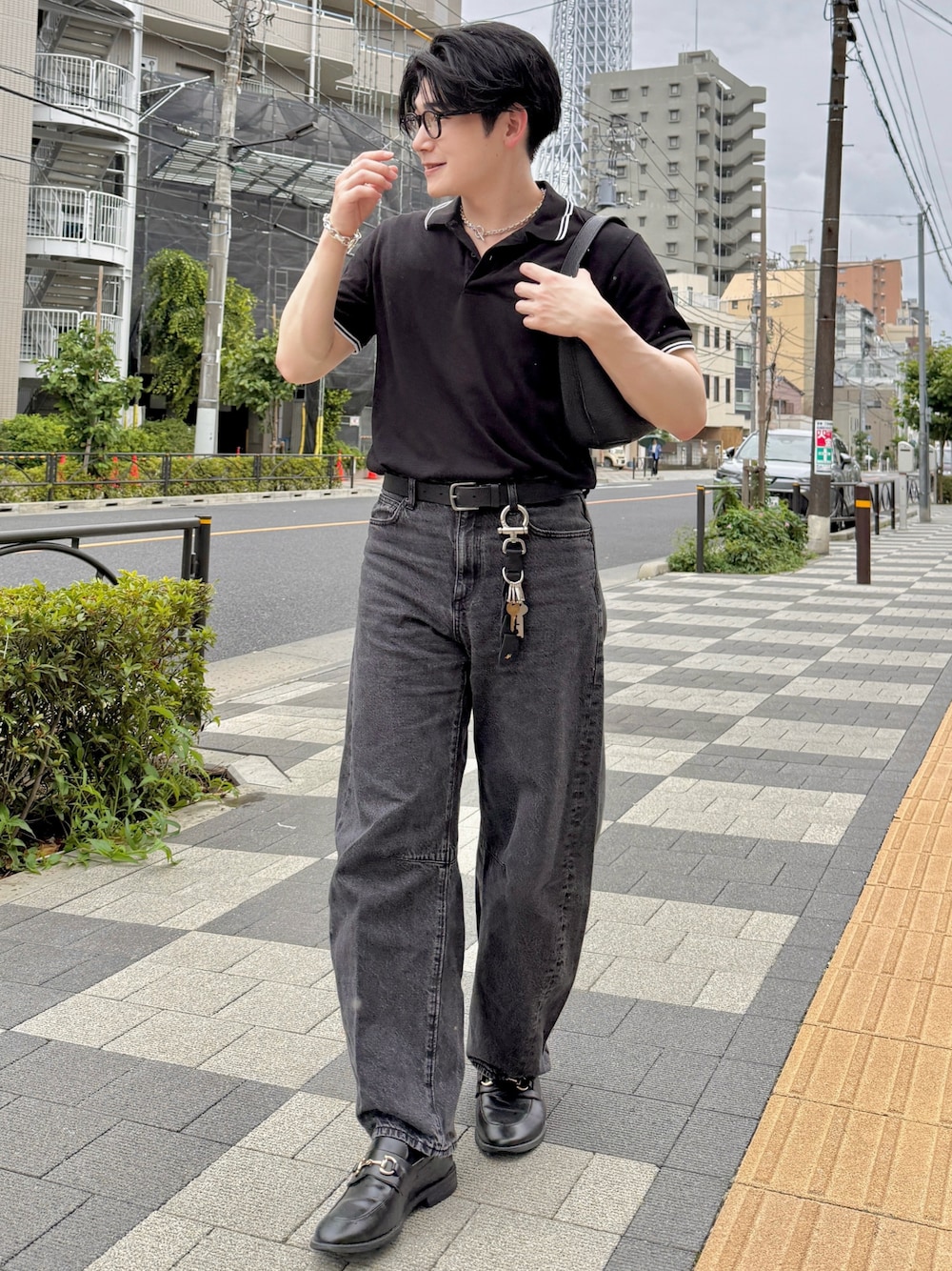 ブラック系のローファー、ブラック系のハンドバッグ、グレー系のデニムパンツを着用したメンズの夏コーディネートの1枚目の写真