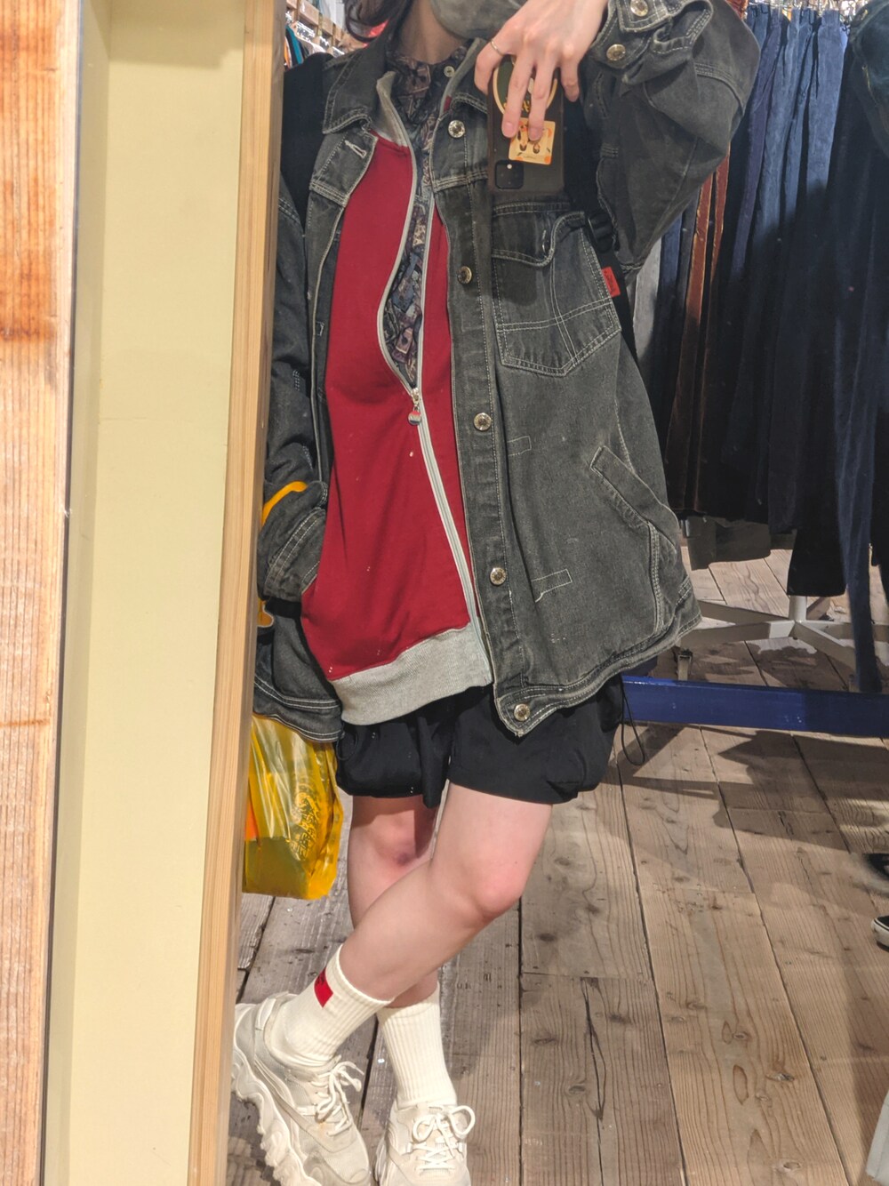 「春、ゆるコーデ、オーバーサイズ、低身長女子、デニムジャケット、ハーフパンツ、古着MIX」｜「古着のアイテム（シャツ/ブラウス、パープル系）」を使った、shinka____さん（レディース・155cm）の冬コーディネートの1枚目の写真