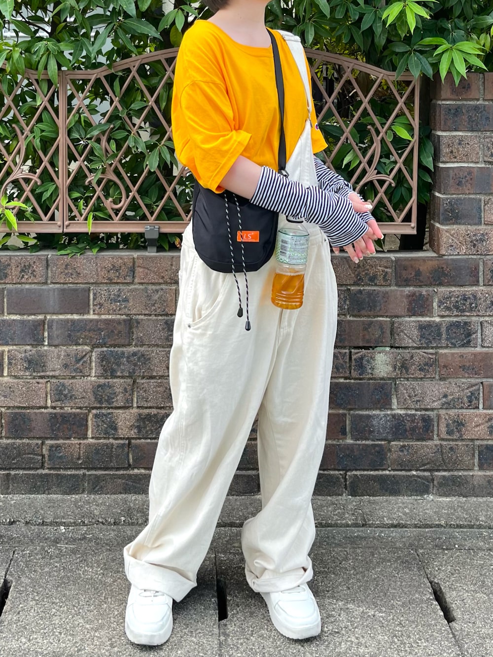 「Championのアイテム（Tシャツ/カットソー、イエロー系）」を使った、shinka____さん（レディース・155cm）の夏コーディネートの1枚目の写真