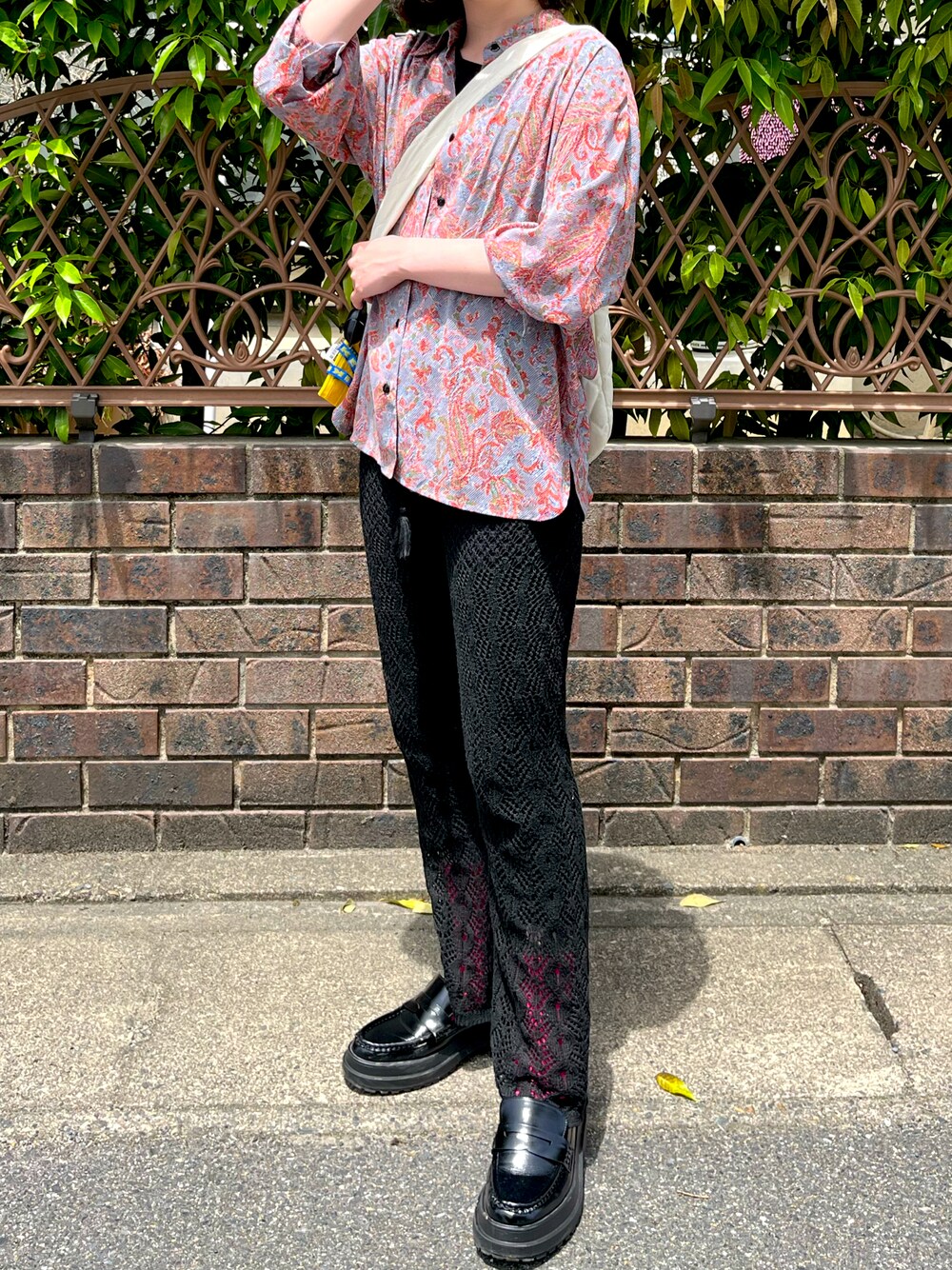 「GRLのアイテム（パンツ、ブラック系）」を使った、shinka____さん（レディース・155cm）の春コーディネートの1枚目の写真