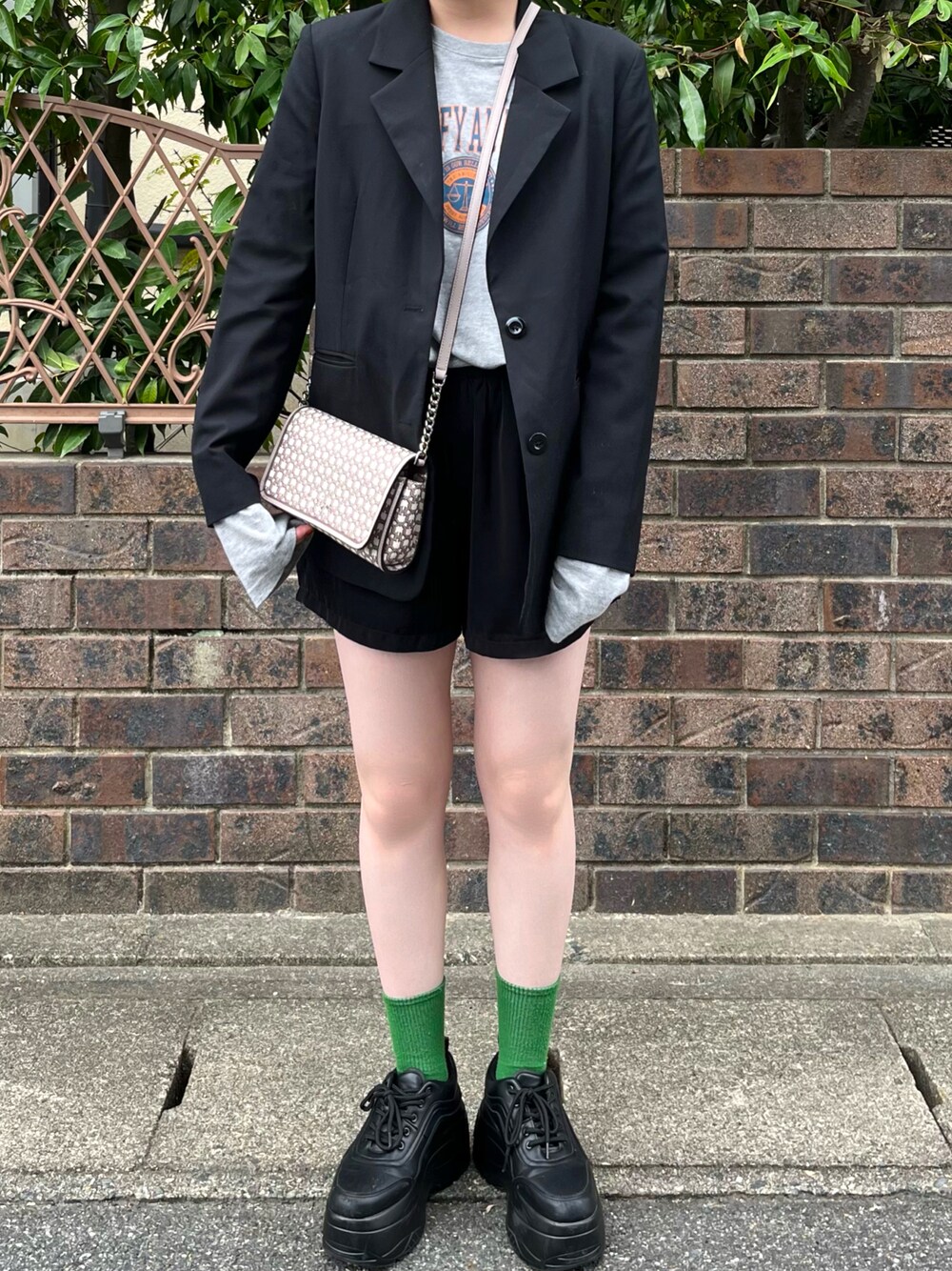 「GRLのアイテム（パンツ、ブラック系）」を使った、shinka____さん（レディース・155cm）の秋コーディネートの1枚目の写真