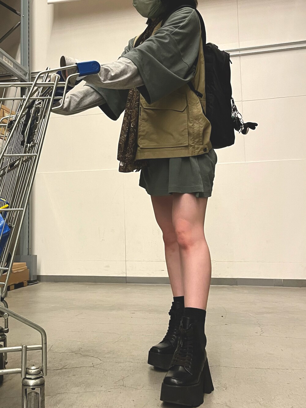 「IKEA、イケア、IKEAデート、ミリタリー、フィッシングベスト、ヘビーウェイトT、ミリタリーベスト、ミリタリーMIX」｜「古着のアイテム（ミリタリージャケット、グリーン系）」を使った、shinka____さん（レディース・155cm）の春コーディネートの1枚目の写真