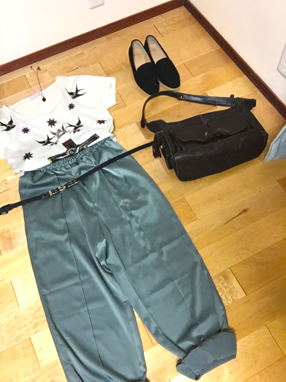 「今日のコーデ、サテンパンツ、キリスト、おしゃれ修行中、お洒落って難しい、kemioならお洒落に見える？、ローファー、Tシャツ」｜「LAKOLEのストレッチサテンピンタックパンツ / 218826（その他パンツ、グリーン系）」を使った、donachungさん（レディース・158cm）の夏コーディネートの1枚目の写真