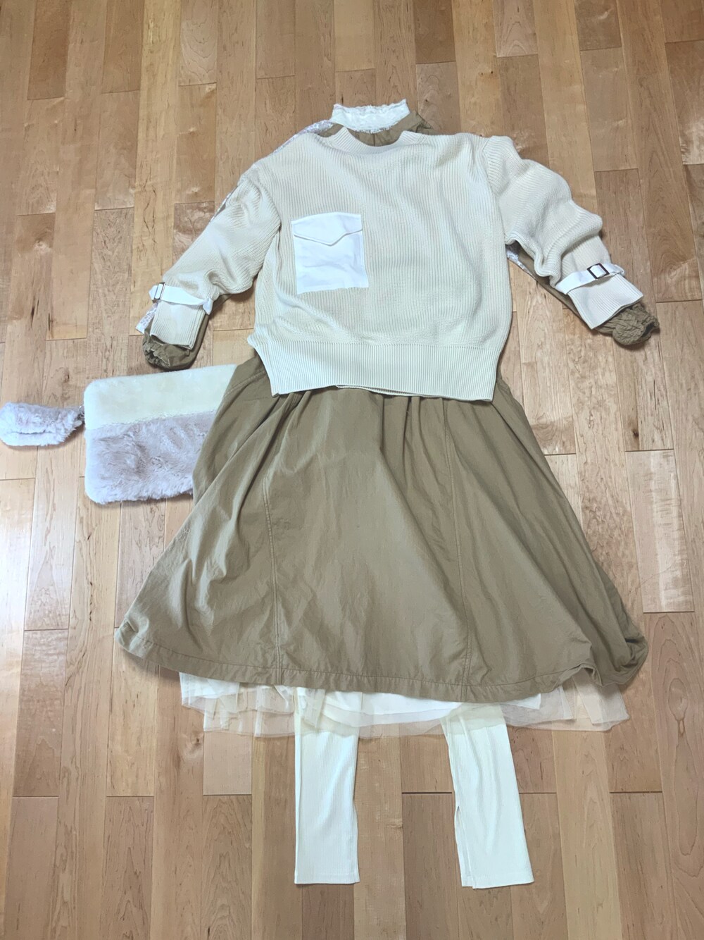「ホワイト、クラッチバッグ、レイヤードスタイル、ファー小物、ロングワンピース」｜「FRAY I.Dのバックリボンワンピース（ワンピース、ベージュ系）」を使った、donachungさん（レディース・158cm）の秋コーディネートの1枚目の写真