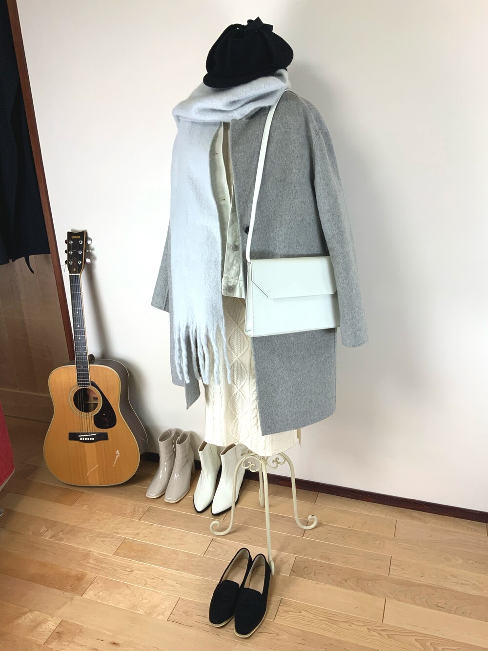 「フライトキャップ、ディアストーカー、白マフラー、ローファー、ビックシルエット、コインローファー、デニムジャケット、ニットスカート、鹿撃ち帽」｜「Original Johnのアイテム（帽子、ブラック系）」を使った、donachungさん（レディース・158cm）の冬コーディネートの1枚目の写真