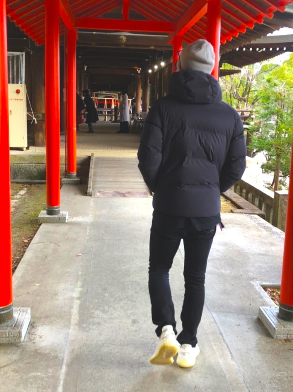 「今日のコーデ、イージーブースト、スニーカー、イージーブースト350V2、大人カジュアル」｜「DIESELのDIESEL KID ジュニア デニムパンツ ブラックデニム スーパーストレッチ（デニムパンツ、ブラック系）」を使った、サトシさん（メンズ・174cm）の冬コーディネートの1枚目の写真