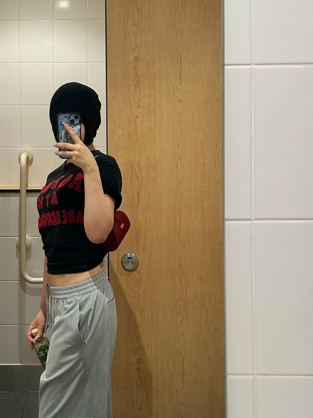 「休日スタイル、今日のコーデ、夏コーデ、Tシャツ、黒Tシャツ、ビーニー、おしゃれさんと繋がりたい、ゆるコーデ、ミニバッグ、古着MIX、ootd、プチプラ、グレー」｜「Abercrombie&Fitchのアイテム（Tシャツ/カットソー、ブラック系）」を使った、ponthautさん（レディース・166cm）の夏コーディネートの1枚目の写真