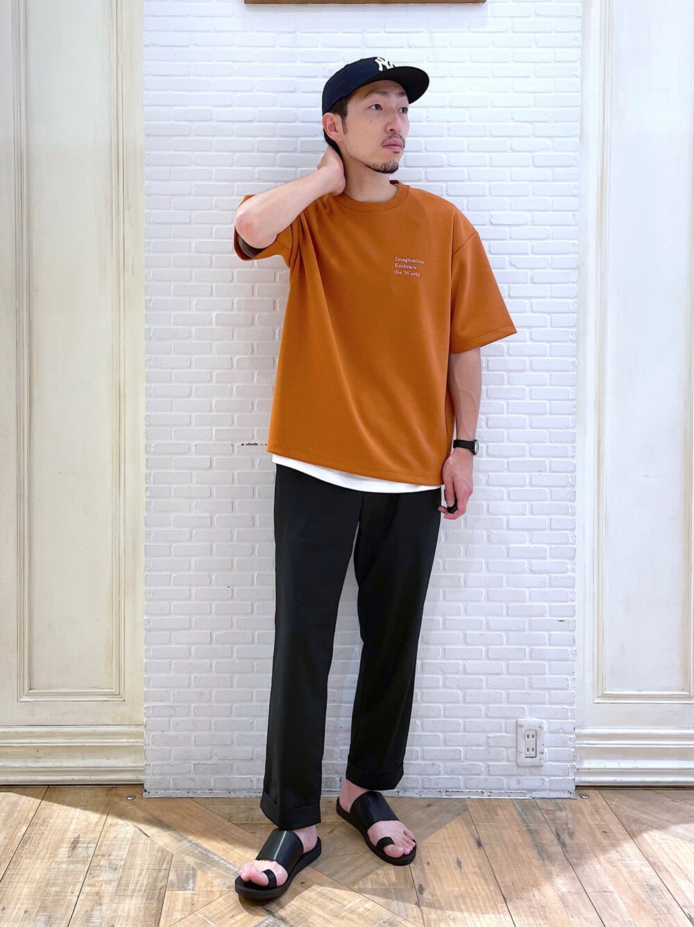 「ストリート、夏コーデ、ビタミンカラー、ビッグT、サンダル、スラックス、オレンジ、キャップ、グローバルワーク(GLOBAL WORK)、GLOBAL WORK」｜「GLOBAL WORKのエアクッション半袖/ロゴ/294742（Tシャツ/カットソー、オレンジ系）」を使った、まさるさんさん（メンズ・180cm）の夏コーディネートの1枚目の写真