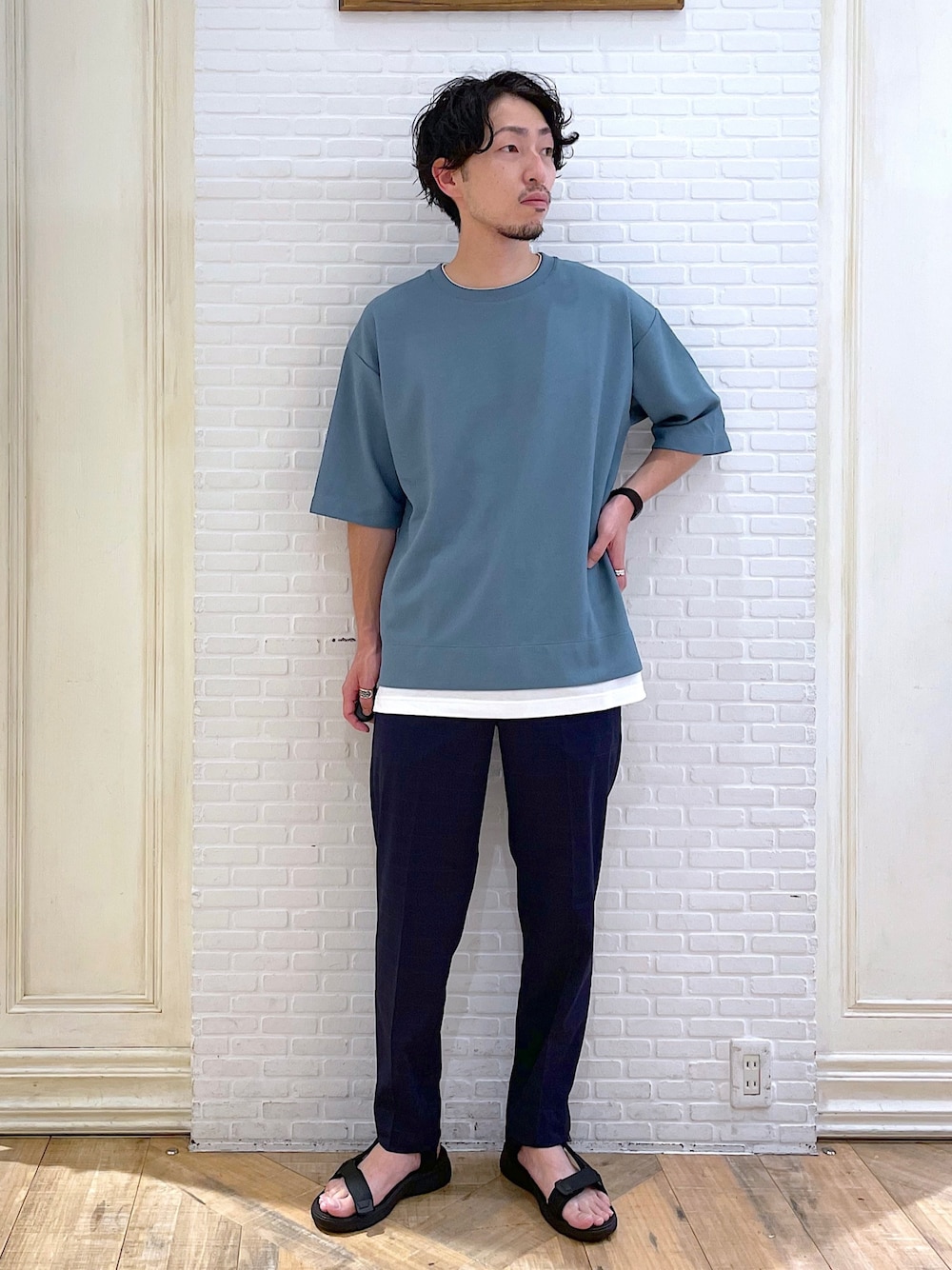 ブルー系のTシャツ/カットソー、ブルー系のその他パンツ、ブラック系のサンダルを着用したメンズの夏コーディネートの1枚目の写真