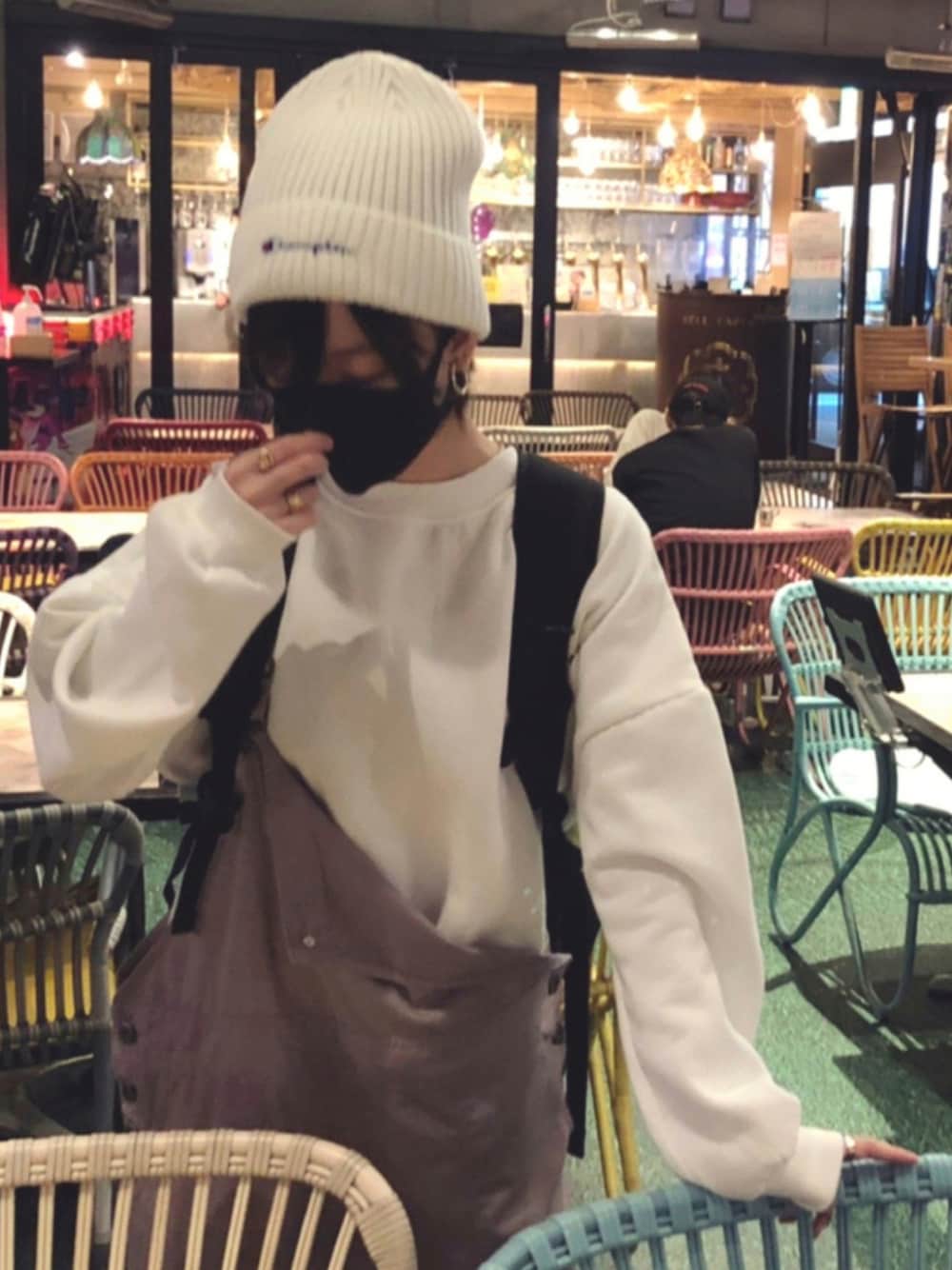 「古着、スウェット、カジュアル、リュック、ホワイト、ニット帽、サロペット、秋のコーデ、ストリート、オーバーサイズ、プチプラ、パープル、だぼだぼ、低身長、ゆるコーデ」｜「JUNOAHのオーバーサイズ　ワンポイントプルオーバートレーナー（スウェット、ホワイト系）」を使った、あやらてさん（レディース・151cm）の秋コーディネートの1枚目の写真