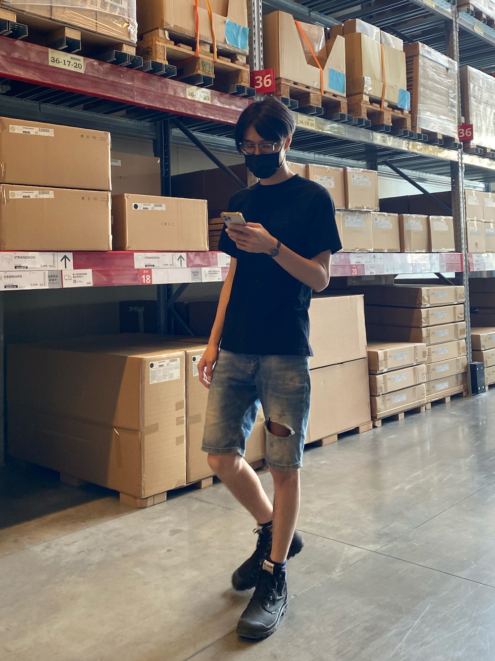 「KENZOのアイテム（Tシャツ/カットソー、ブラック系）」を使った、ilichuさん（メンズ・185cm）の春コーディネートの1枚目の写真