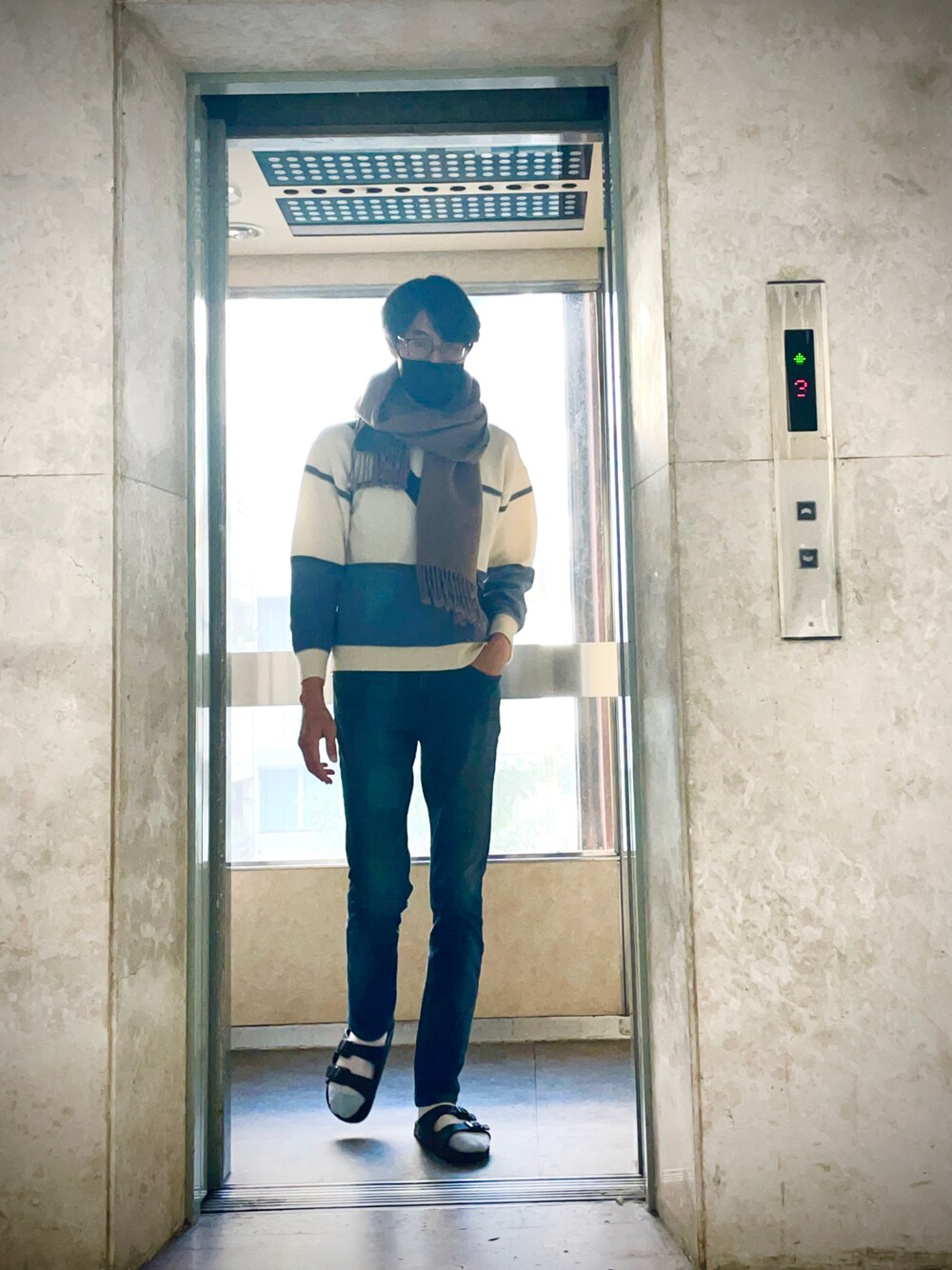 「BIRKENSTOCKのアイテム（スリッポン、ブラック系）」を使った、ilichuさん（メンズ・185cm）の冬コーディネートの1枚目の写真