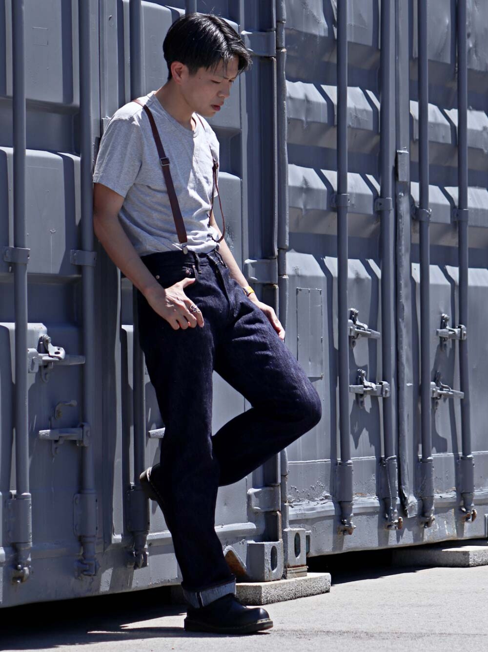 「児島ジーンズ、デニムパンツ、サスペンダー、ドクターマーチン、Tシャツ」｜「児島ジーンズのアイテム（デニムパンツ、ブルー系）」を使った、コジカジさん（メンズ・175cm）の夏コーディネートの1枚目の写真