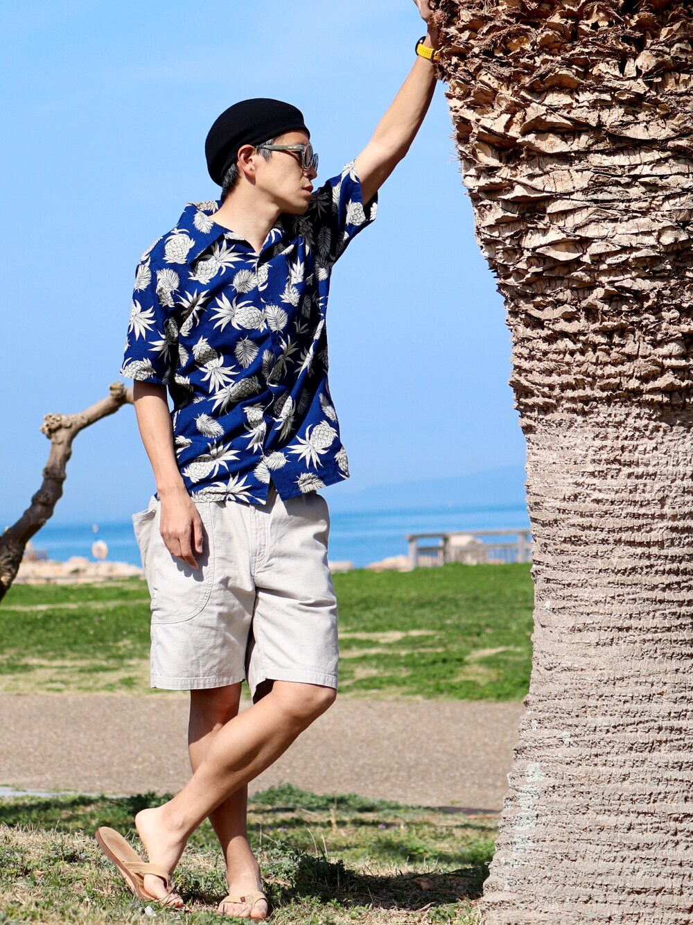 「児島ジーンズ、ハーフパンツ、ショートパンツ、ベレー帽、サングラス、サンダル、夏コーデ、開襟シャツ」｜「児島ジーンズのアイテム（その他パンツ、グレー系）」を使った、コジカジさん（メンズ・175cm）の夏コーディネートの1枚目の写真