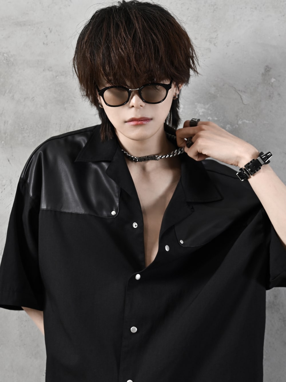 ブラック系のシャツ/ブラウス、ブラック系のブレスレット、シルバー系のネックレスを着用したメンズの春コーディネートの1枚目の写真