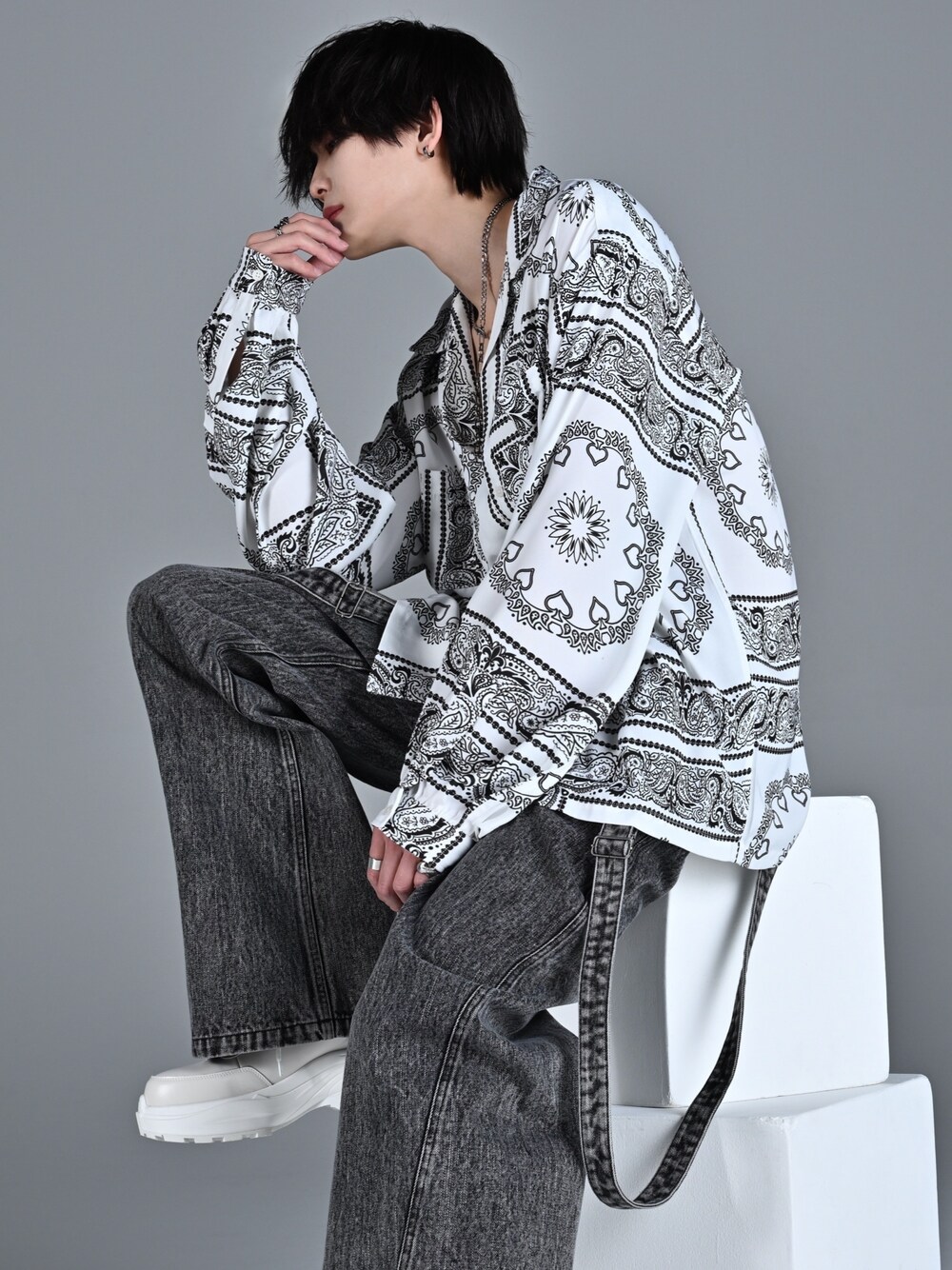 ホワイト系のスニーカー、ホワイト系のシャツ/ブラウス、ブラック系のデニムパンツを着用したメンズの冬コーディネートの1枚目の写真