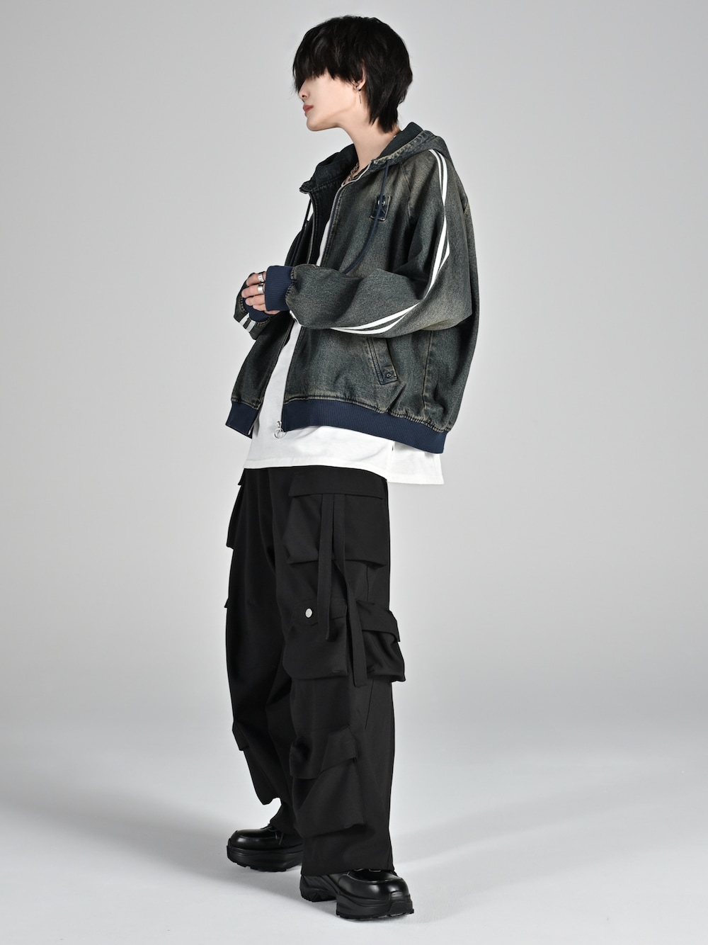 グレー系のタンクトップ、ブラック系のカーゴパンツ、ブラック系のスニーカーを着用したメンズの夏コーディネートの1枚目の写真