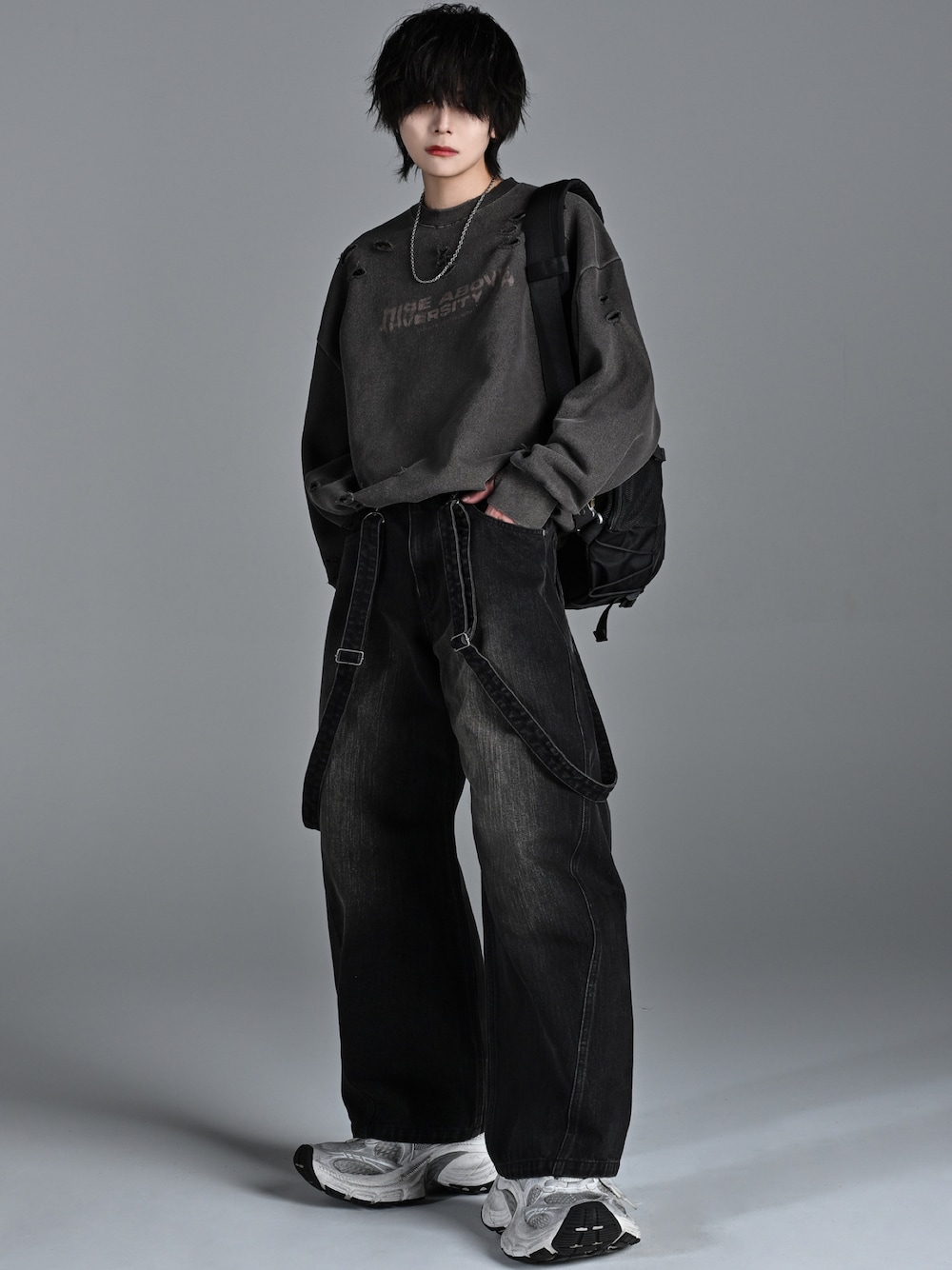 ホワイト系のスニーカー、ブラウン系のスウェット、ブラック系のデニムパンツを着用したメンズの冬コーディネートの1枚目の写真