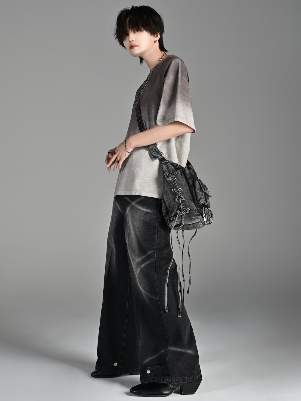 ブラック系のブーツ、ブラック系のショルダーバッグ、グレー系のTシャツ/カットソーを着用したメンズの夏コーディネートの1枚目の写真