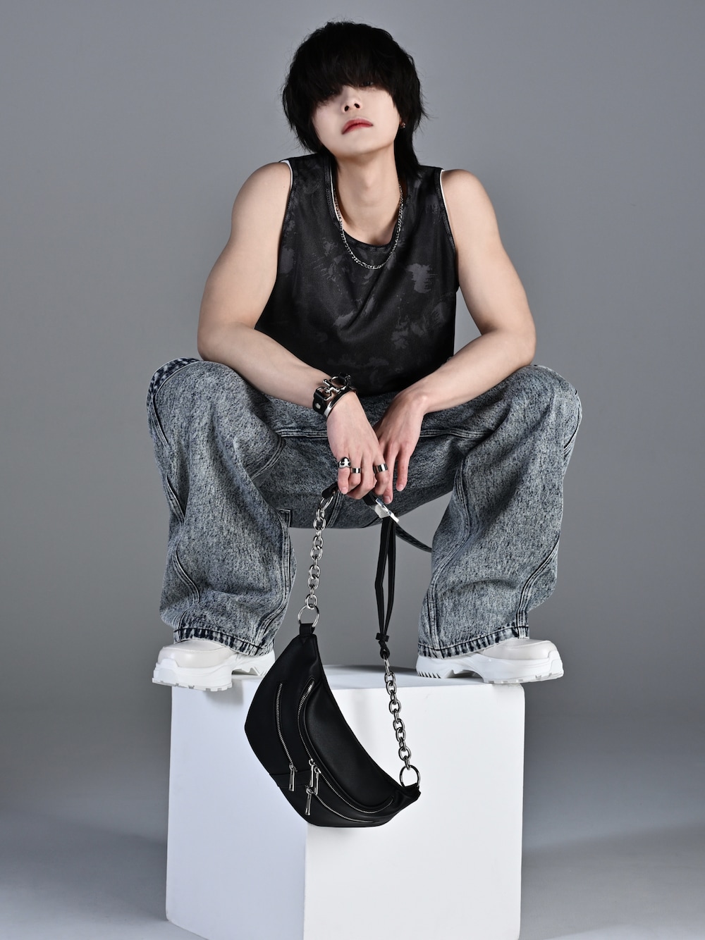 「アドラー、adrer、犬飼京、メンズファッション、タンクトップ、レイヤードスタイル、レイヤード、デニム、デニムパンツ、サスペンダー、サスペンダーパンツ、デニムコーデ、ワイドデニム、ボディバッグ、プチプラコーデ」｜「ADRERの【ADRER】ハイソールリングダッドスニーカー（スニーカー、ホワイト系）」を使った、犬飼京 inukai keiさん（メンズ・183cm）の春コーディネートの1枚目の写真