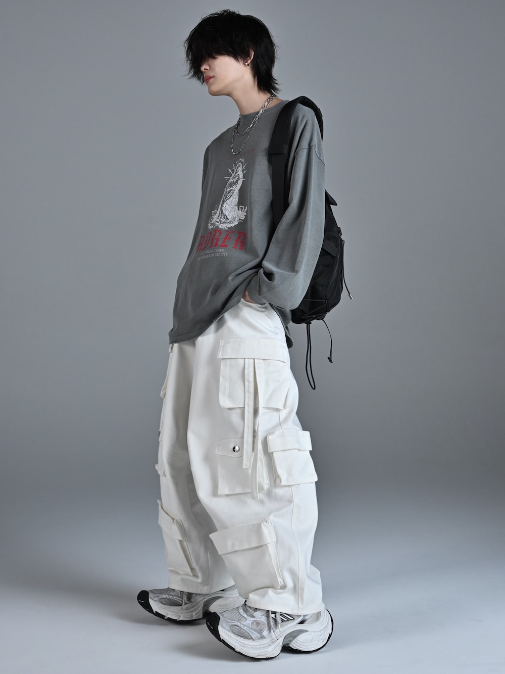 ホワイト系のスニーカー、グレー系のTシャツ/カットソー、ホワイト系のカーゴパンツを着用したメンズの秋コーディネートの1枚目の写真