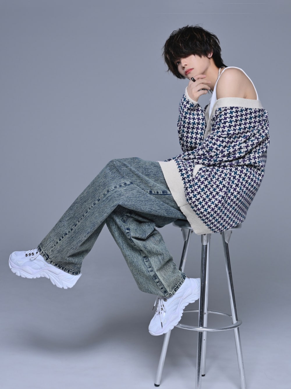 「きれいめカジュアル、ニット、冬コーデ、ワイドパンツ、ワイドデニム、デニム、ビッグシルエット、私の推しブランド、シンプルコーデ、カーディガン、白スニーカー、ダッドスニーカー、休日スタイル、春コーデ、ほめられ本命コーデ」｜「ADRERのextra quality box cut layered tank top/エキストラクオリティーボックスカットレイヤードタンクトップ（タンクトップ、ホワイト系）」を使った、犬飼京 inukai keiさん（メンズ・183cm）の冬コーディネートの1枚目の写真