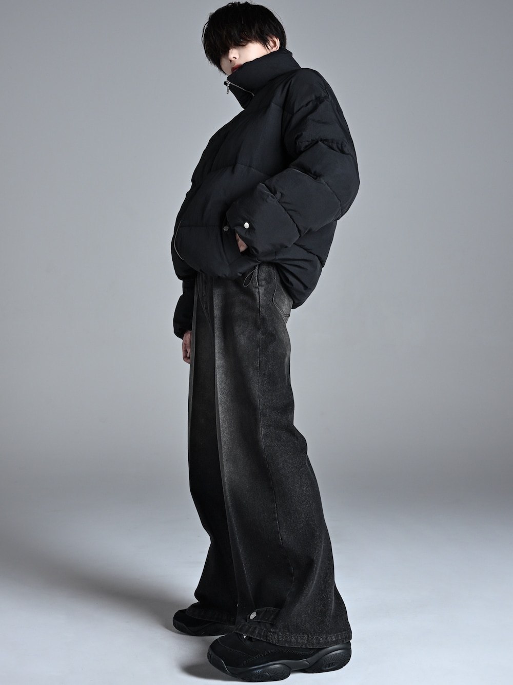 ブラック系のブーツ、ブラック系のダウンジャケット/コート、ブラック系のニット/セーターを着用したメンズの秋コーディネートの1枚目の写真