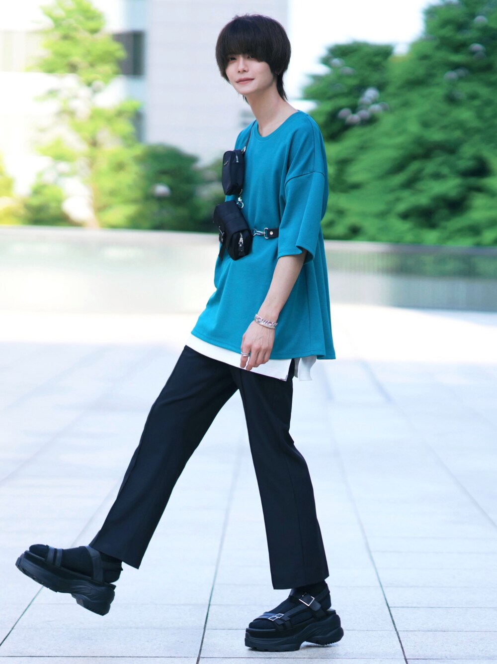 グリーン系のTシャツ/カットソー、ホワイト系のタンクトップ、ブラック系のショルダーバッグを着用したメンズの春コーディネートの1枚目の写真