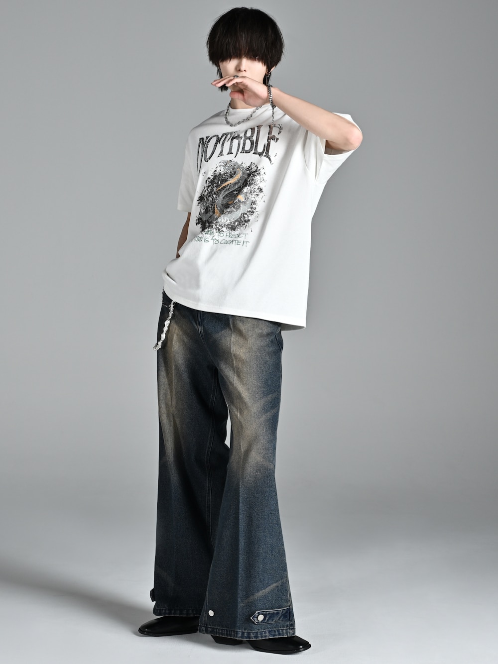 「adrer、アドラー、犬飼京、Tシャツ、白Tシャツ、プリントT、プリントTシャツ、デニム、デニムパンツ、フレアパンツ、フレアデニム、夏コーデ、夏、オーバーサイズ、プチプラ」｜「🎗️ AD̷RER 7.17 release🎗️の7/17発売 ¥4,400(tax-in)（Tシャツ/カットソー、ホワイト系）」を使った、犬飼京 inukai keiさん（メンズ・183cm）の夏コーディネートの1枚目の写真