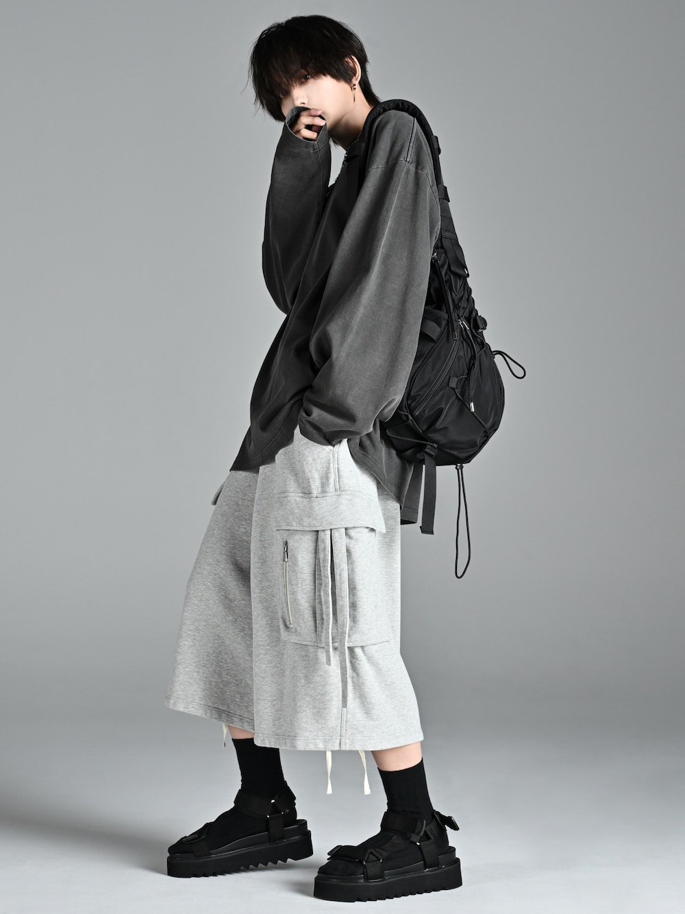 グレー系のTシャツ/カットソー、ブラック系のサンダル、グレー系のカーゴパンツを着用したメンズの夏コーディネートの1枚目の写真