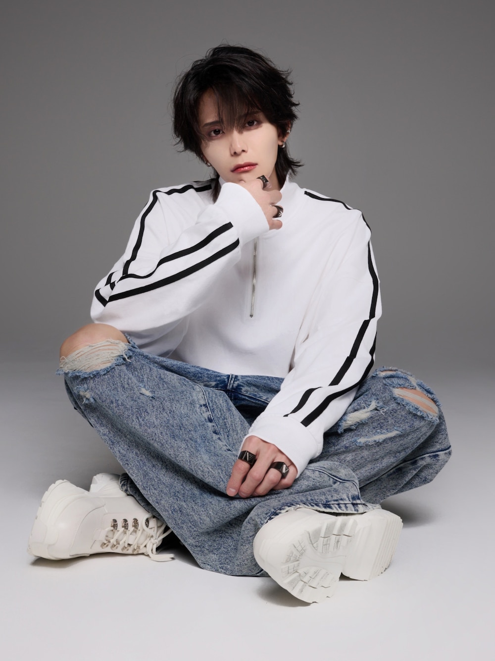 ブルー系のデニムパンツ、ホワイト系のスニーカー、ホワイト系のTシャツ/カットソーを着用したメンズの秋コーディネートの1枚目の写真