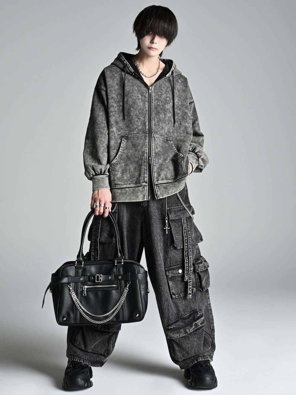 ブラウン系のパーカー、ブラック系のカーゴパンツ、ブラック系のバッグを着用したメンズの秋コーディネートの1枚目の写真