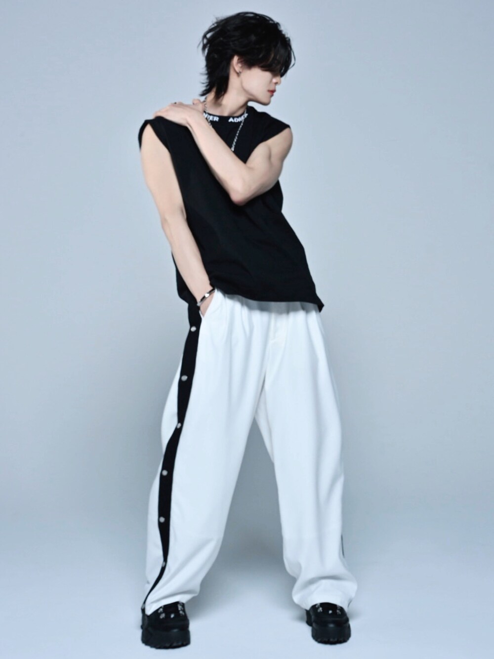 off-white ダブルニーパンツ　犬飼京着用 1682051206.jpg