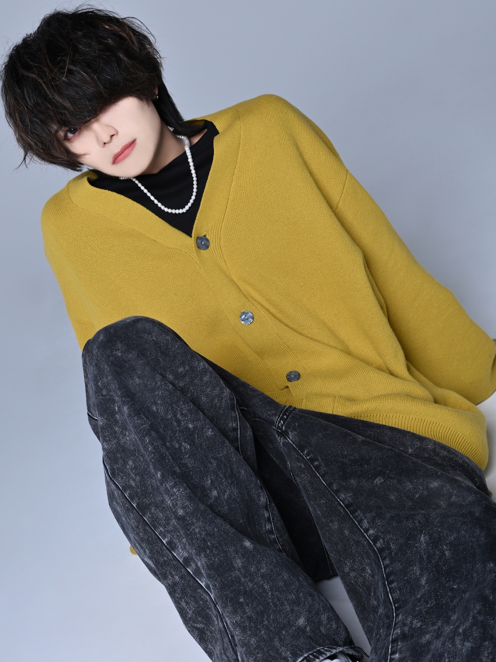 「きれいめカジュアル、冬コーデ、ワイドパンツ、ワイドデニム、デニム、ビッグシルエット、私の推しブランド、シンプルコーデ、カーディガン、イエロー、休日スタイル、オーバーサイズ、韓国ファッション、春コーデ、ほめられ本命コーデ」｜「ADRERのヴィンテージメイクワイドテーパードデニム（デニムパンツ、ブラック系）」を使った、犬飼京 inukai keiさん（メンズ・183cm）の冬コーディネートの1枚目の写真