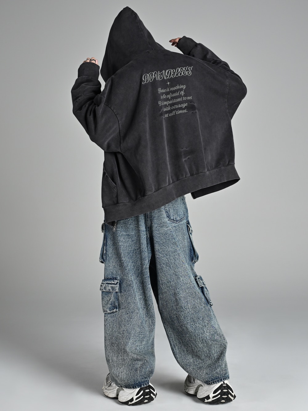 ブルー系のカーゴパンツ、ホワイト系のスニーカー、ブラック系のパーカーを着用したメンズの夏コーディネートの1枚目の写真