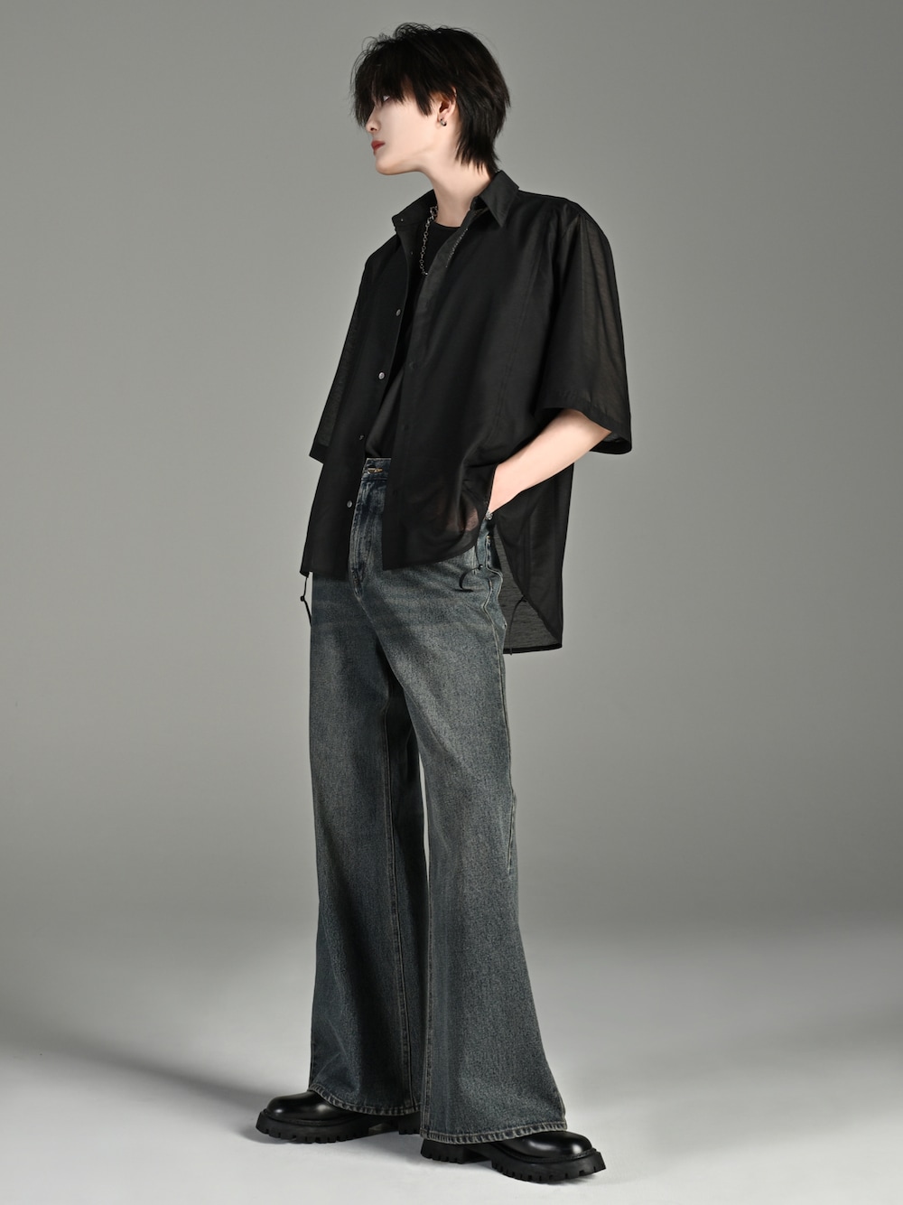 犬飼京 inukai keiさんの「vintage side belt flare denim slacks（ADRER）」を使ったコーディネートの1枚目の写真