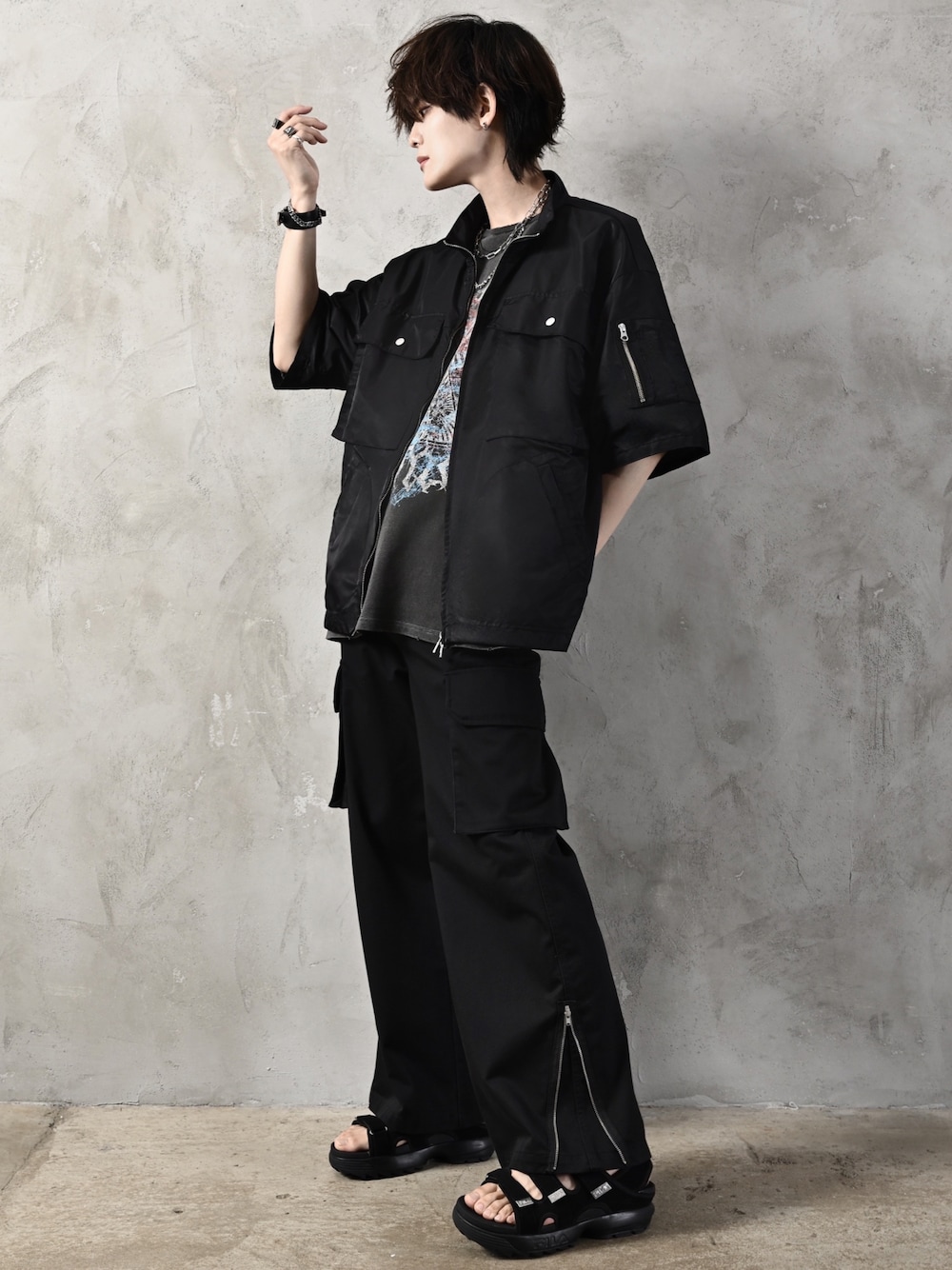 ブラック系のTシャツ/カットソー、ブラック系のシャツ/ブラウス、ブラック系のサンダルを着用したメンズの夏コーディネートの1枚目の写真