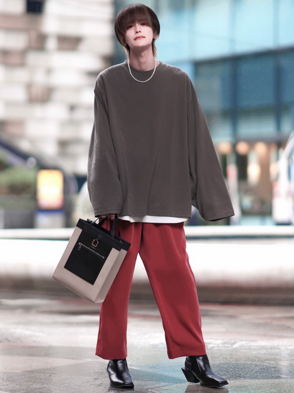 レッド系のその他パンツ、ホワイト系のTシャツ/カットソー、グレー系のTシャツ/カットソーを着用したメンズの冬コーディネートの1枚目の写真