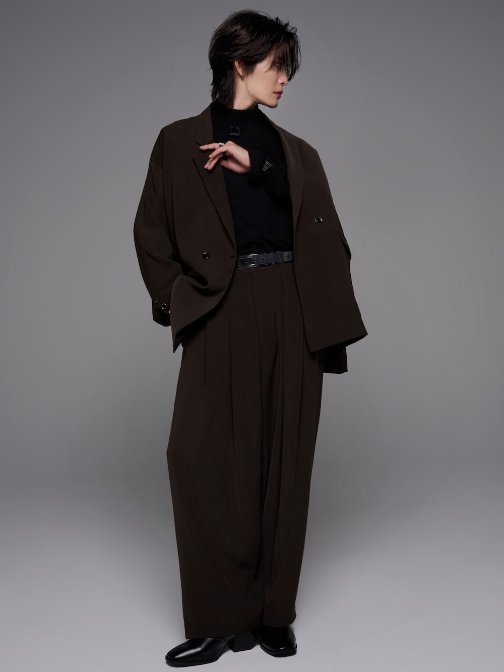 ブラック系のTシャツ/カットソー、ブラック系のブーツ、ブラウン系のテーラードジャケットを着用したメンズの夏コーディネートの1枚目の写真