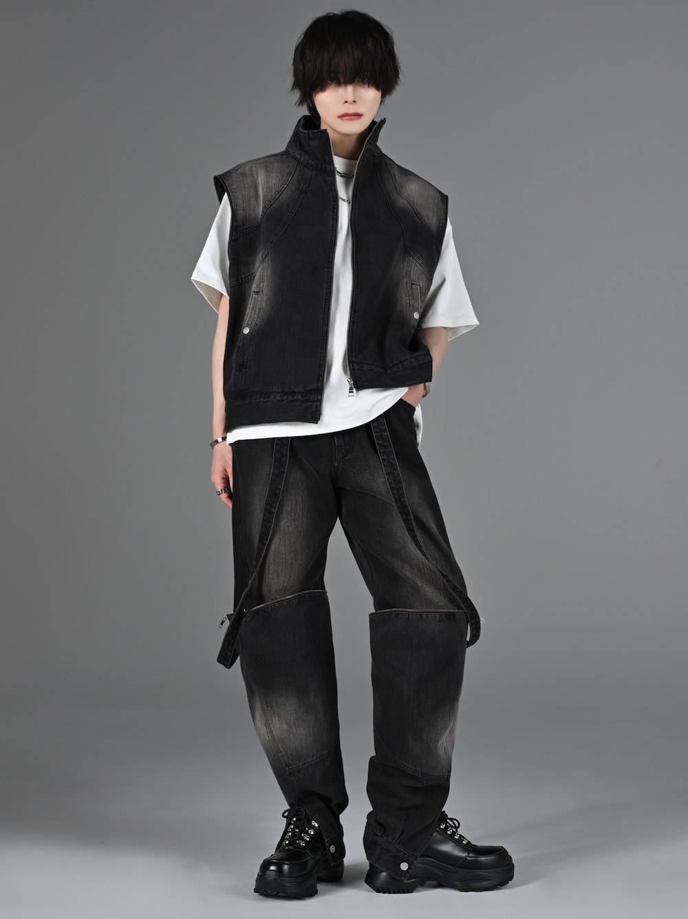犬飼京 inukai keiさんの「vintage make curved leg 3D suspender denim / ヴィンテージメイクカーブレッグ3Dサスペンダーデニム（ADRER）」を使ったコーディネートの1枚目の写真