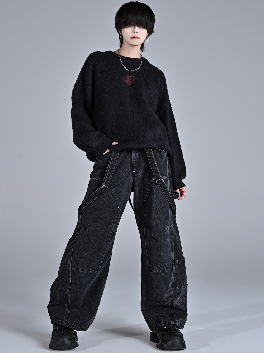 ブラック系のニット/セーター、ブラック系のデニムパンツ、ブラック系のスニーカーを着用したメンズの秋コーディネートの1枚目の写真