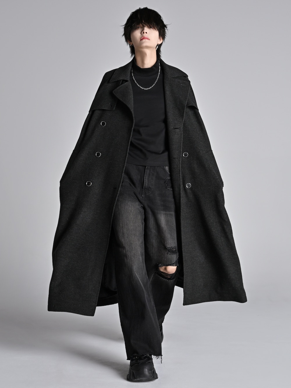 ブラック系のTシャツ/カットソー、グレー系のその他アウター、ブラック系のデニムパンツを着用したメンズの秋コーディネートの1枚目の写真