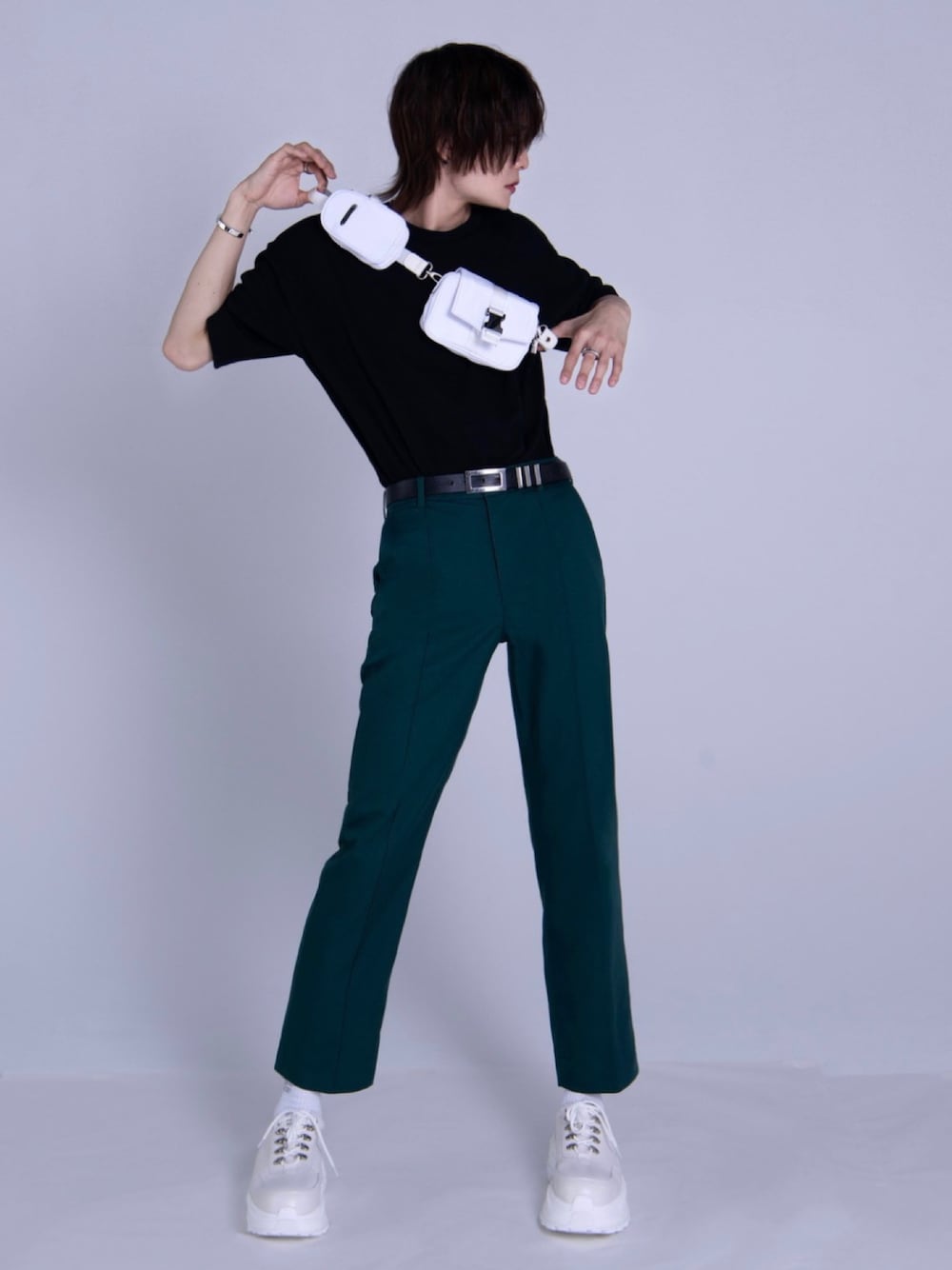 ホワイト系のスニーカー、ブラック系のTシャツ/カットソー、ホワイト系のショルダーバッグを着用したメンズの春コーディネートの1枚目の写真