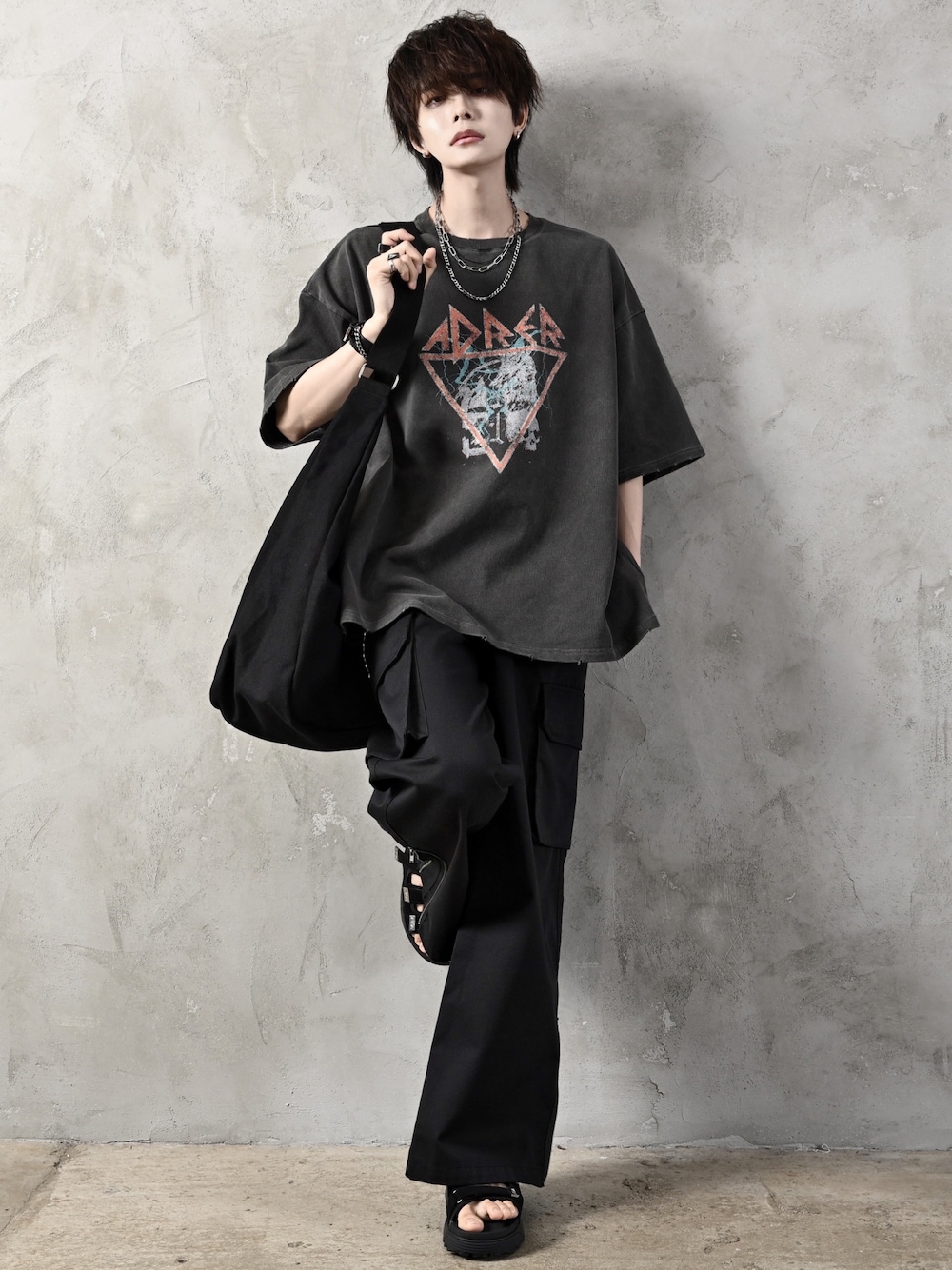 ブラック系のTシャツ/カットソー、ブラック系のサンダル、ブラック系のカーゴパンツを着用したメンズの夏コーディネートの1枚目の写真