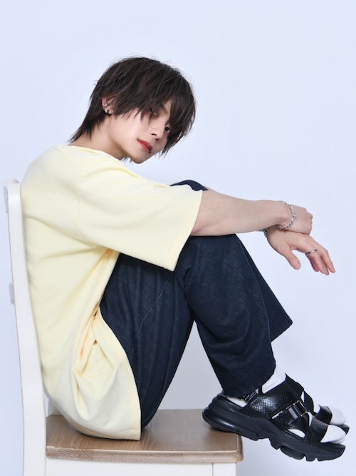 off-white ダブルニーパンツ　犬飼京着用 犬飼京 inukai kei｜ADRERのデニムパンツを使ったコーディネート - WEAR