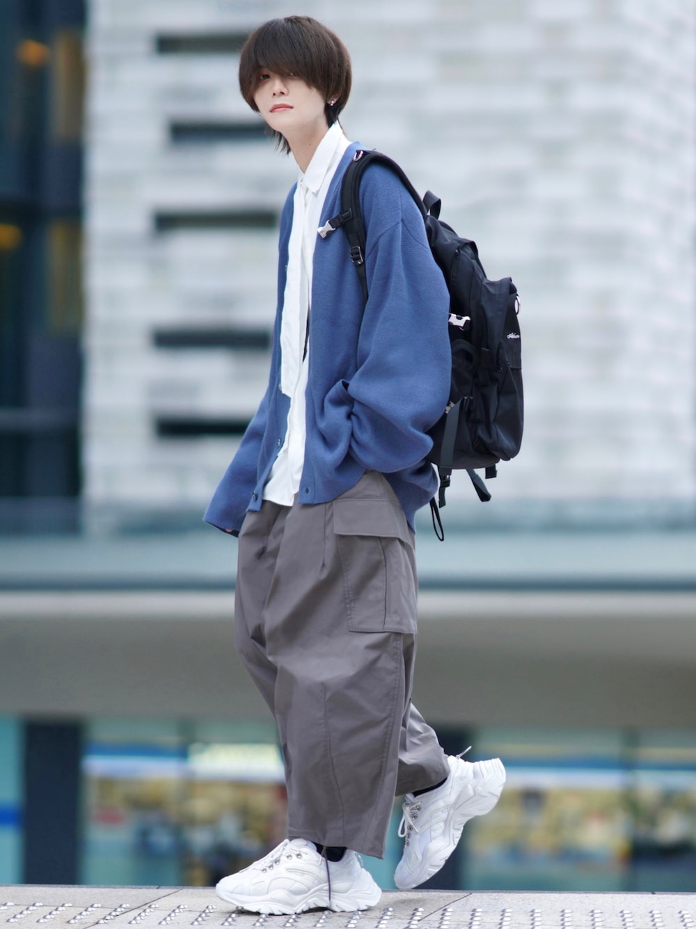 ホワイト系のシャツ/ブラウス、ブラック系のバックパック/リュック、ブルー系のカーディガン/ボレロを着用したメンズの夏コーディネートの1枚目の写真