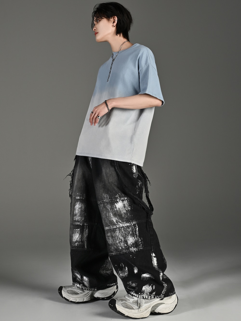 「春めき満開コーデ、adrer、アドラー、犬飼京、グラデーション、Tシャツ、オーバーサイズ、箔デニム、箔プリント、デニムパンツ、デニム、スニーカー、スニーカーコーデ、プチプラ、韓国ファッション」｜「BALENCIAGAのアイテム（スニーカー、ホワイト系）」を使った、犬飼京 inukai keiさん（メンズ・183cm）の春コーディネートの1枚目の写真