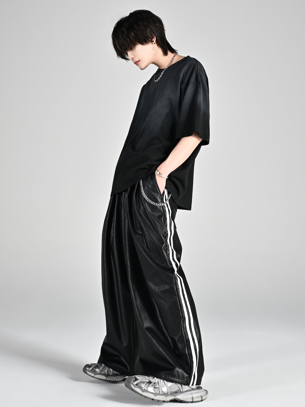 ブラック系のTシャツ/カットソー、グレー系のスニーカー、ブラック系のその他パンツを着用したメンズの夏コーディネートの1枚目の写真