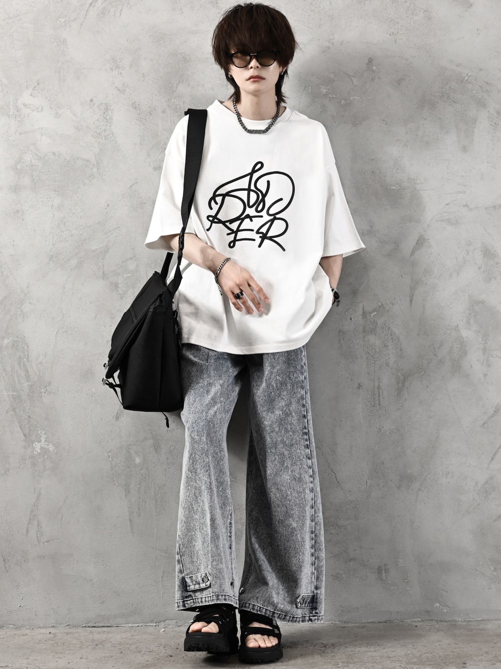 ブラック系のショルダーバッグ、ホワイト系のTシャツ/カットソー、ブルー系のその他パンツを着用したメンズの春コーディネートの1枚目の写真