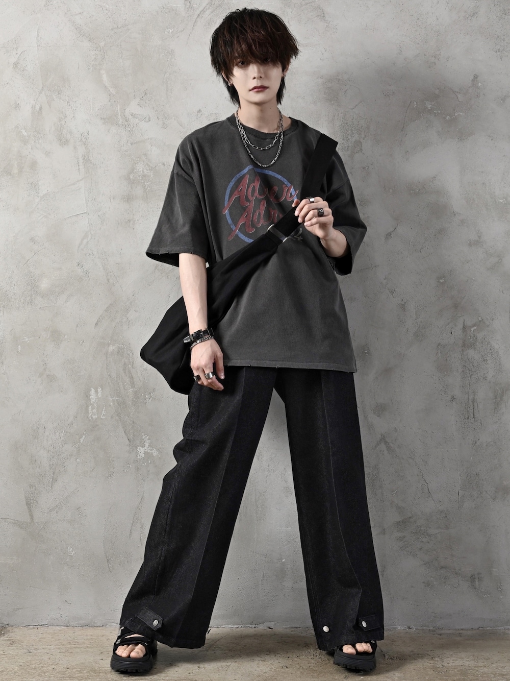 ブラック系のその他パンツ、ブラック系のTシャツ/カットソー、ブラック系のサンダルを着用したメンズの夏コーディネートの1枚目の写真